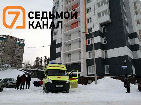 Выпавший из окна общежития СФУ 21-летний студент оставил пост на странице. Фото: «7 канал Красноярск» 