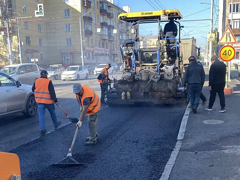 Движение по Свободному в Красноярске затормозило из-за укладки асфальта. Фото: УДИБ, 2GIS