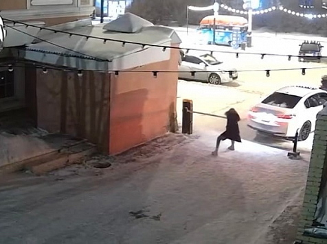 В Красноярске пьяная девушка отправила в нокаут шлагбаум у бара меньше чем за 20 секунд. Скриншот из видео telegram-канала Kras Mash