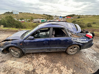 Водитель Subaru на ночной трассе протаранил ограждение и перевернулся