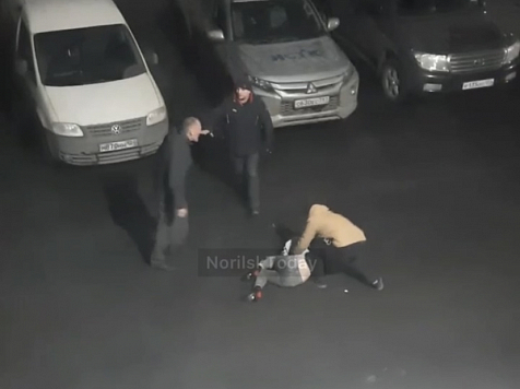 Мужчину, избившего девушку из-за поврежденной машины в Норильске, разыскивает полиция . Фото: «Norilsk.Today»