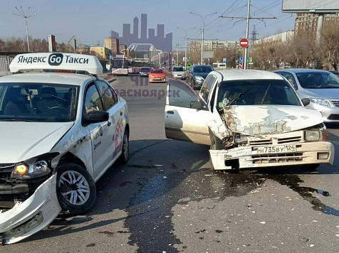В Красноярске в аварии с такси пострадала 65-летняя женщина. Фото: ЧП Красноярск