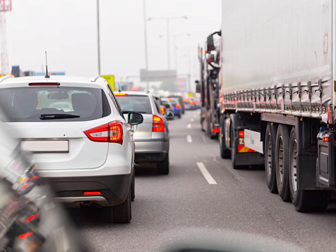 В Красноярске на подъездах к Бадалыку и Шинному образовались огромные автомобильные очереди. Фото: Яндекс. Карты, ru.freepik.com