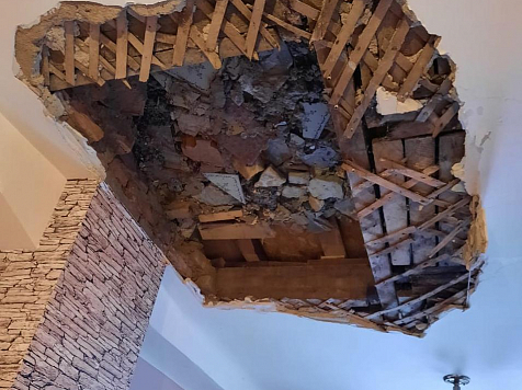 Потолок в квартире красноярки мог обрушиться из-за неправильного демонтажа печки. Фото: МВД