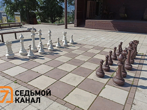 Король пропал: рассказываем, почему не хватает фигур на шахматной доске у музея-усадьбы Юдина в Красноярске . Фото: читатель 7 канала