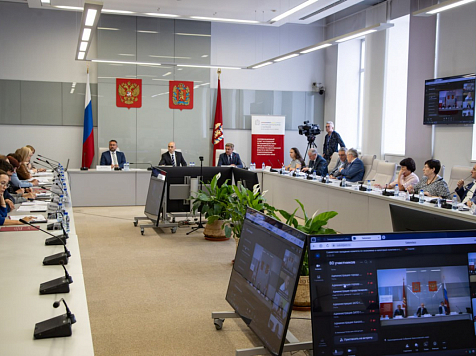 Накануне второго чтения закона об ограничении продажи алкоголя депутаты обсудили предполагаемые нововведения. Фото: Законодательное Собрание Красноярского края