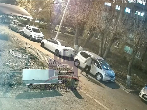 Неизвестный поцарапал ножом 11 припаркованных автомобилей в красноярском Академгородке: видео					     title=