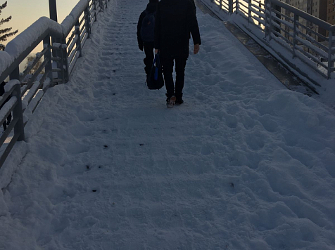 Красноярцы пожаловались на заваленный снегом наземный переход через Николаевский мост. фото: 7канал Красноярск