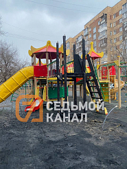 В Красноярске на Гладкова, 14 сгорела детская горка