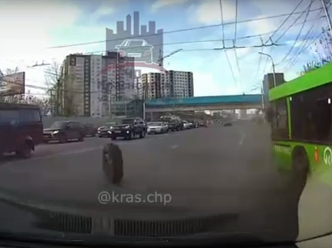 Департамент транспорта Красноярска накажет виновных за отрыв колеса у автобуса . Фото, видео: "ЧП Красноярск"