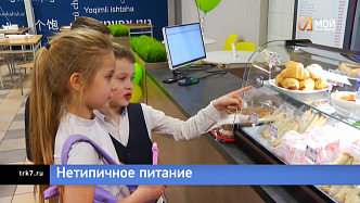 В школьных столовых Красноярска теперь продают бургеры и чипсы