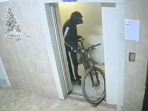 В Красноярске мужчина воровал чужие велосипеды из подъездов и сдавал в ломбард. Фото/видео: ГУ МВД по краю