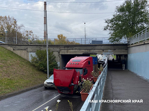 Заглохшая под мостом фура перекрыла дорогу к центру Красноярска. «Наш Красноярский Край»