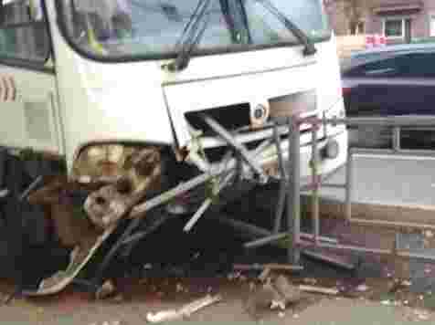 На Мичурина автобус снёс ограждение тротуара. Фото: vk.com/kraschp