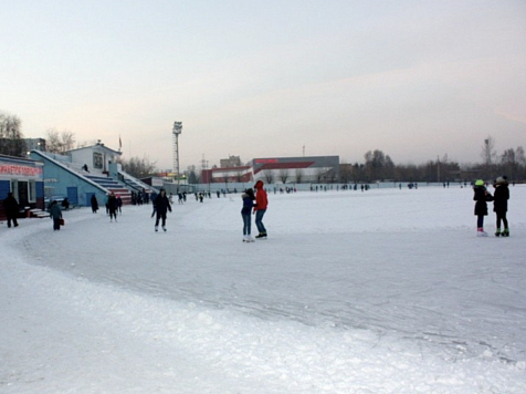 В Красноярске заработал бюджетный каток в Октябрьском районе. Фото: vk.com/rassvet.krasnoyarsk