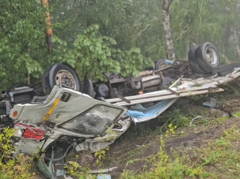 Под Дивногорском водитель за рулем грузовика устроил ДТП и погиб. Фото/видео: ГУ МВД России по Красноярскому краю