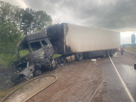 Трое человек погибли в аварии с большегрузом на трассе под Красноярском . Фото: ГУ МВД по краю