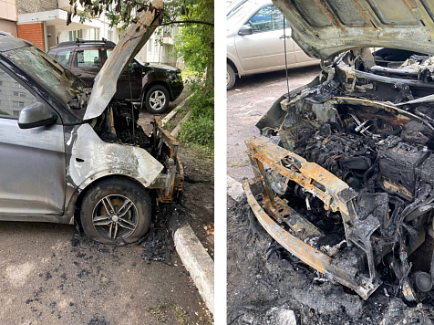 В Красноярске неизвестный поджег автомобиль на парковке и сбежал. Фото: ГУ МВД Красноярска