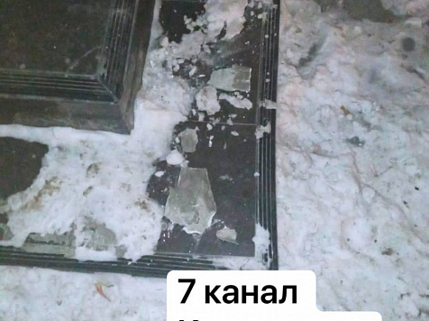 Упавший кусок бетона с дома в центре Красноярска чуть не прибил женщину. Фото: "7 канал Красноярск"