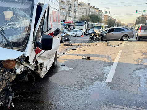 Красноярец на Mazda устроил жесткое ДТП со скорой помощью. Фото: ГАИ Красноярского края