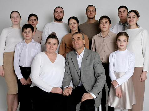 Жительница Красноярского края Ольга Булычева удостоена звания «Мать-героиня». Фото: правительство Красноярского края