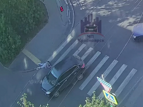 В Красноярске разыскивают водителя: сбил на пешеходном переходе и уехал. Фото, видео: «ЧП Красноярск»