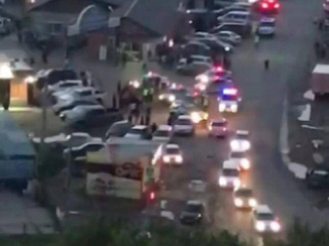 Массовая драка на рынке в Красноярске произошла из-за женщины. Фото и видео: t.me / borusio