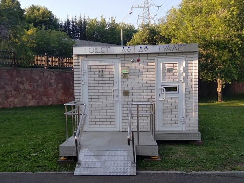 На Центральной набережной Красноярска установили бесплатный туалет. Фото: Красгорпарк