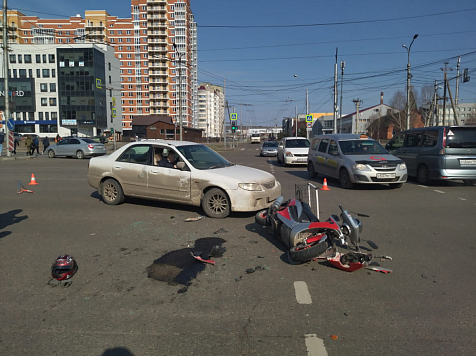 В Красноярске пьяный мотоциклист проехал на красный и устроил ДТП. Фото: ГИБДД