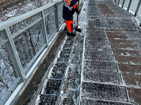 В Красноярске 64-летний мужчина упал на скользкой лестнице и умер. Фото: пресс-служба департамента городского хозяйства Красноярска. 