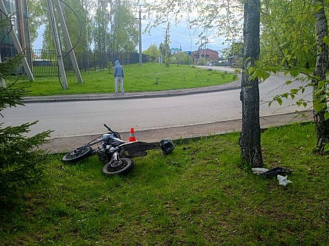 Двое несовершеннолетних девочек из Красноярска врезались в дерево на мотоцикле. Фото: 24 ГОСАВТОИНСПЕКЦИЯ