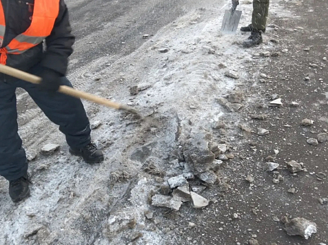 На уборку тротуаров в Красноярске вышли 200 рабочих. фото: Управление дорог/Красноярск