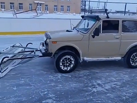 В Красноярском крае «Ниву» переделали в ледозаливочную машину. Фото, видео: Павел Ростовцев