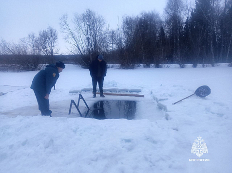 Мужчина утонул в проруби во время купания в Красноярском крае. Фото: МЧС Красноярского края