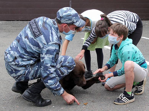 Воспитанники интерната поиграли с полицейскими собаками. Фото: 24.мвд.рф