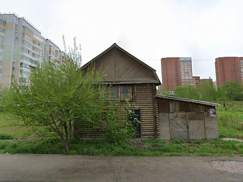 В Красноярске заброшенный домик на месте Казачьего рынка оказался часовней. Фото: Google карты
