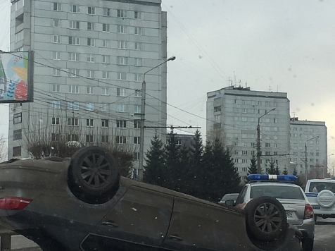 В Красноярске водитель перевернулся на машине. Фото: "7 канал"