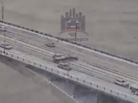 На Коммунальном мосту Красноярска машину выкинуло на встречную полосу . Фото, видео: ЧП Красноярск