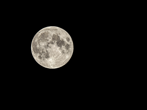 Астрономы прогнозируют микролуние в мае над Красноярском . Фото: 1 - ru.freepik.com, 2 - Университет Решетнева/tg.me