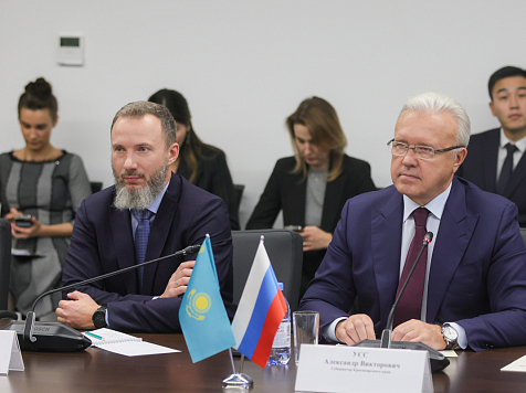 Губернатор Александр Усс уехал в Казахстан. Фото: Александр Черных