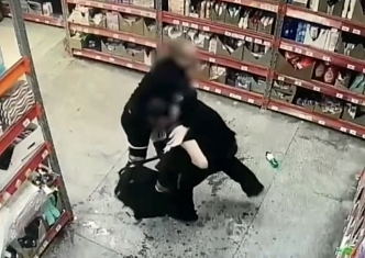 В Дивногорске покупатель напал на сотрудника супермаркета: он пытался вынести продуктов на тысячу рублей 