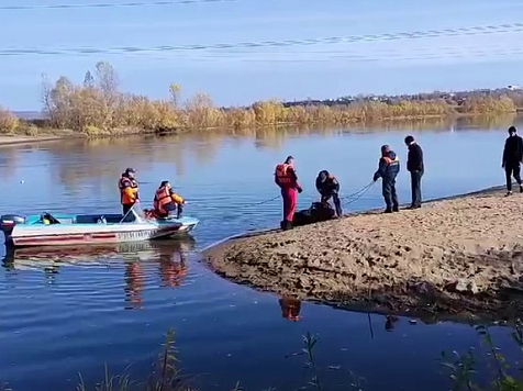 В Красноярском крае рядом с Ачинском достали из реки тела пассажира и водителя грузовика, упавшего с понтонного моста. Фото и видео: МЧС России/ tg.me