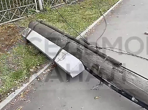 В Красноярске из-за фуры упал столб электропередач: видео