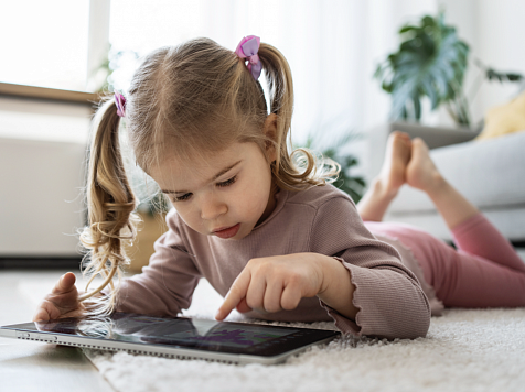 В Минусинске 9-летняя девочка перевела мошенникам почти полмиллиона за валюту в игре. Фото: Freepik