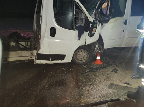 В лобовом столкновении грузового автомобиля и микроавтобуса в Ермаковском районе погиб мужчина. Фото: Госавтоинспекция