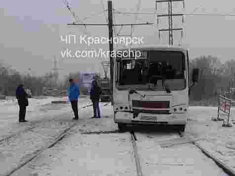 Автобус вылетел на рельсы и устроил ДТП с трамваем: есть жертвы (фото). Фото: «ЧП Красноярск», Александр Маврич / vk.com 