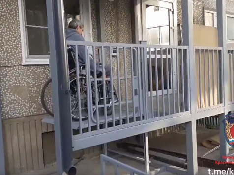 Пара инвалидов-колясочников в Канске добилась электроподъемника в квартиру после судов. Фото и видео: краевая прокуратура