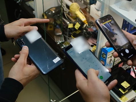 В красноярских ломбардах нашли похищенные телефоны на 120 тысяч. Фото/видео: ГУ МВД России по Красноярскому краю