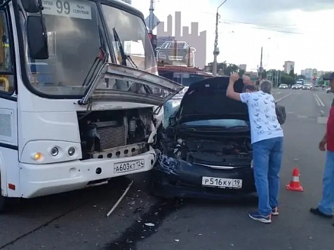 В Красноярске водитель «Тойоты» проехал на красный и врезался в автобус. Фото: ЧП Красноярск