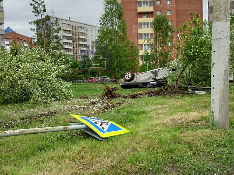 В Красноярске водитель погиб после удара об дерево. Фото, видео: "ЧП Красноярск"